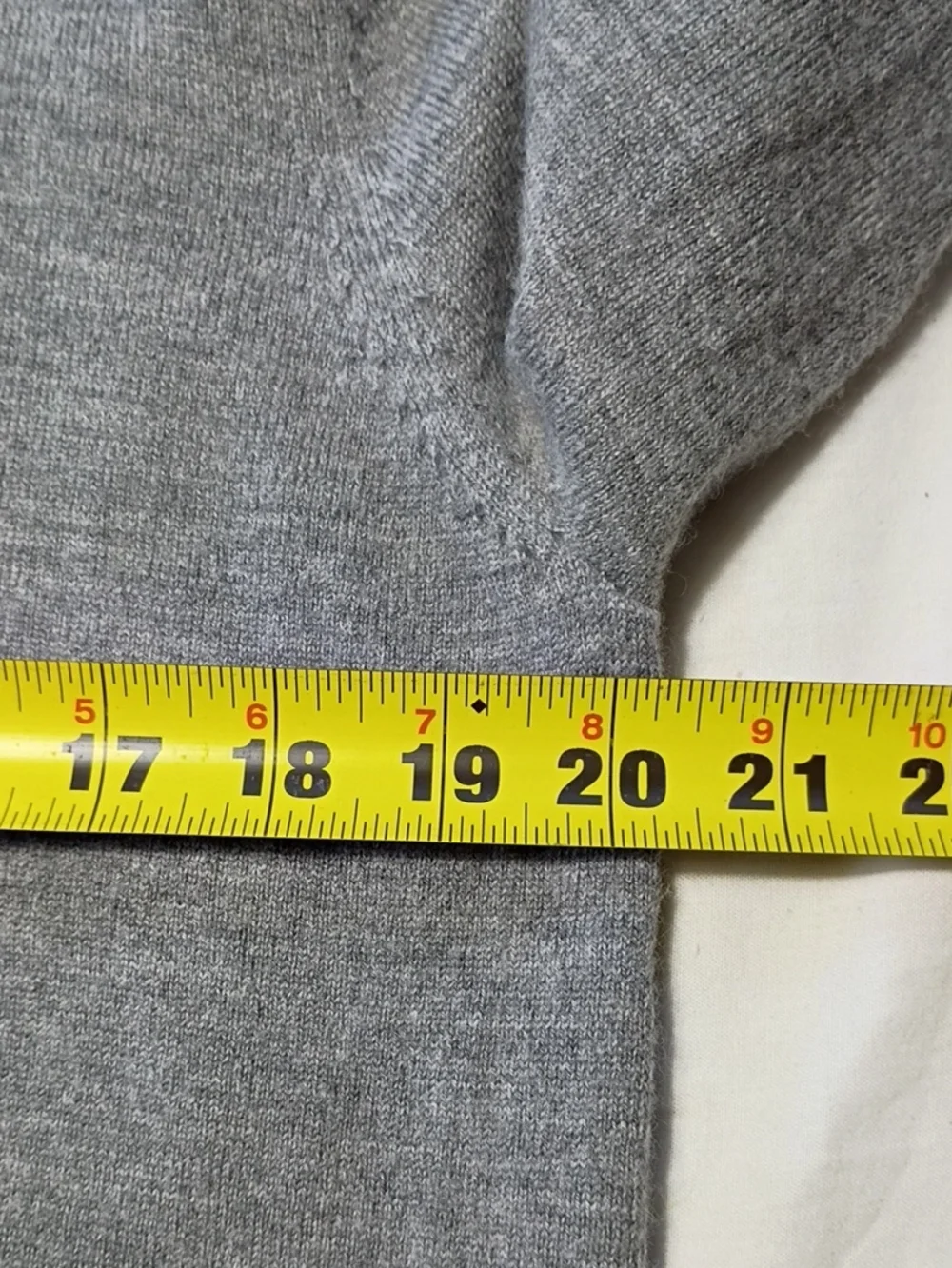 EUC Donald Ross Mens Medium Gray Golf V Neck Marino Wool Pullover Sweater Logo